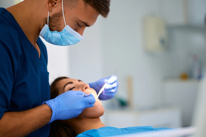 Dentista che esegue un controllo su un paziente