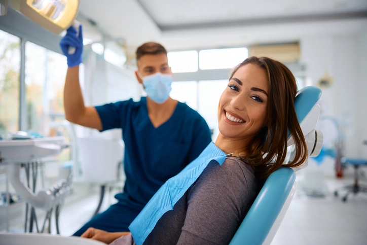 Donna sorridente durante controllo dal dentista